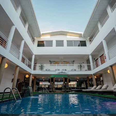 Runway Hotel Piarco Esterno foto