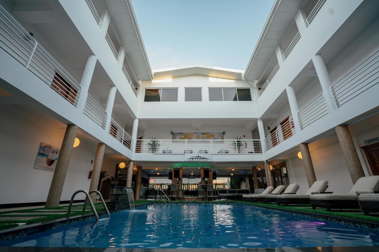 Runway Hotel Piarco Esterno foto