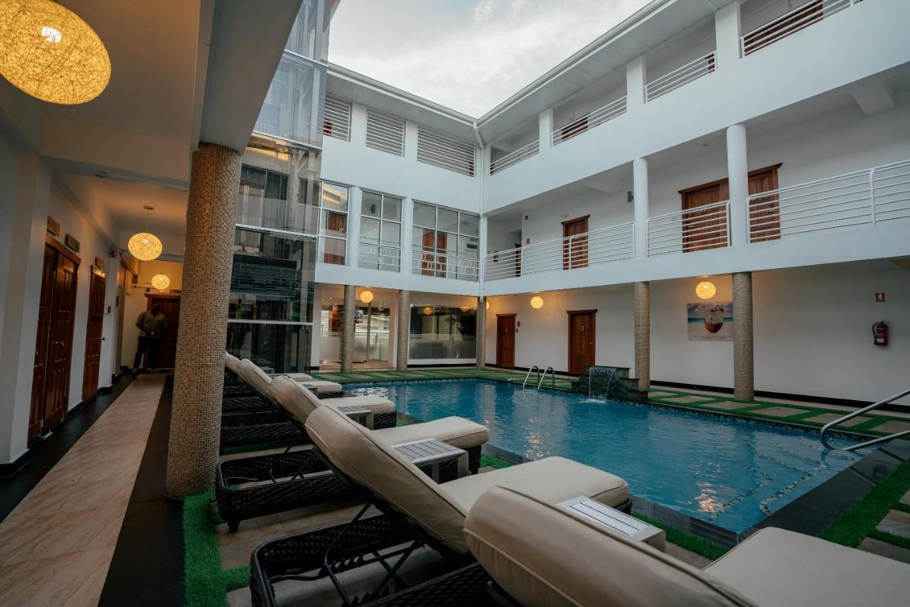 Runway Hotel Piarco Esterno foto