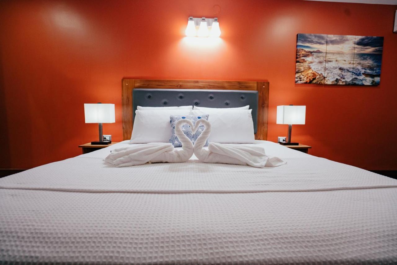 Runway Hotel Piarco Esterno foto