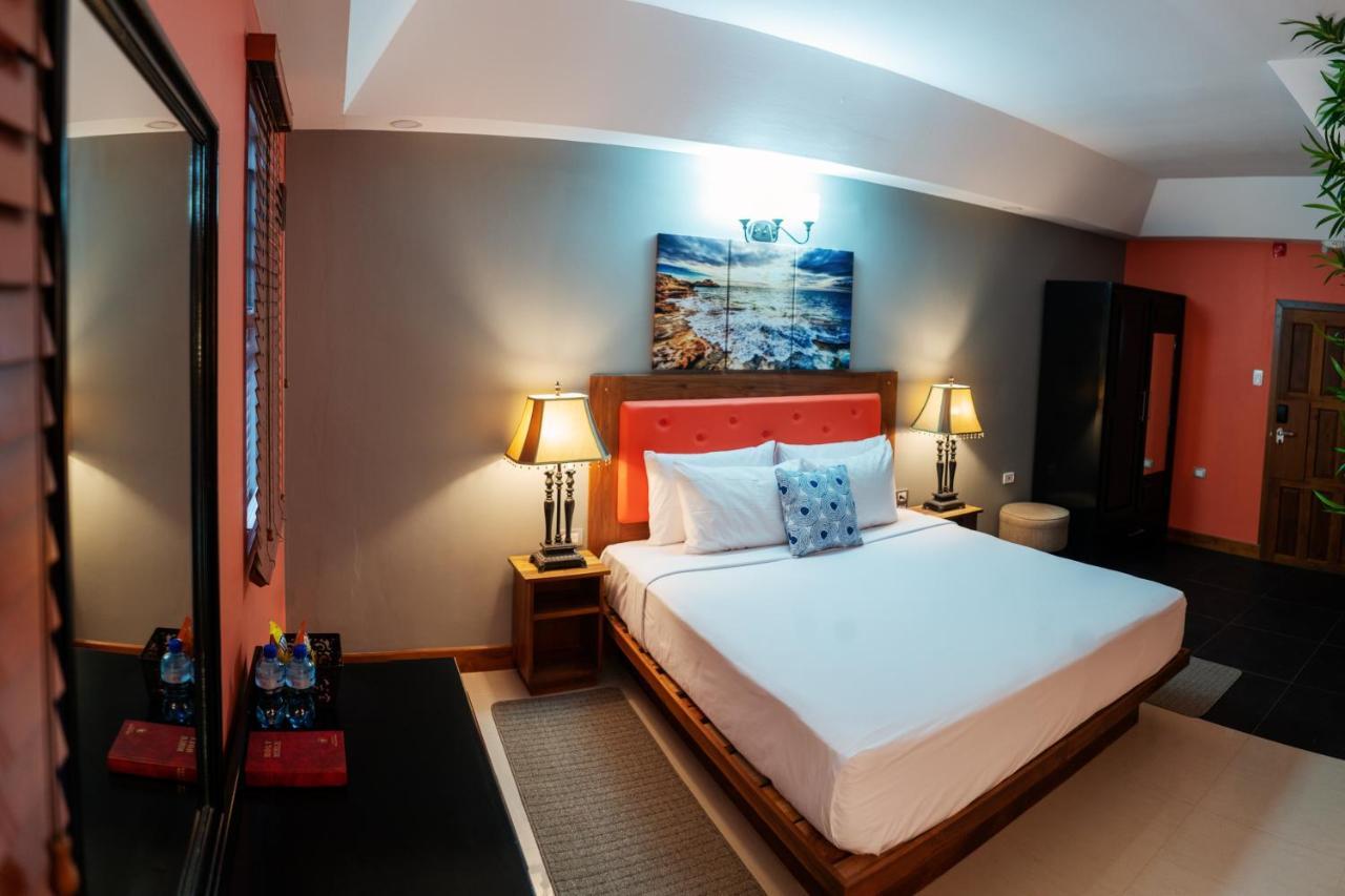 Runway Hotel Piarco Esterno foto