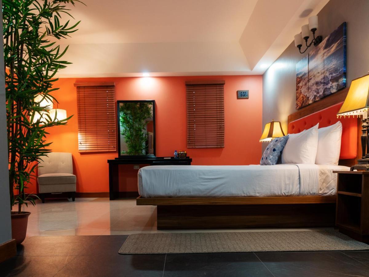 Runway Hotel Piarco Esterno foto