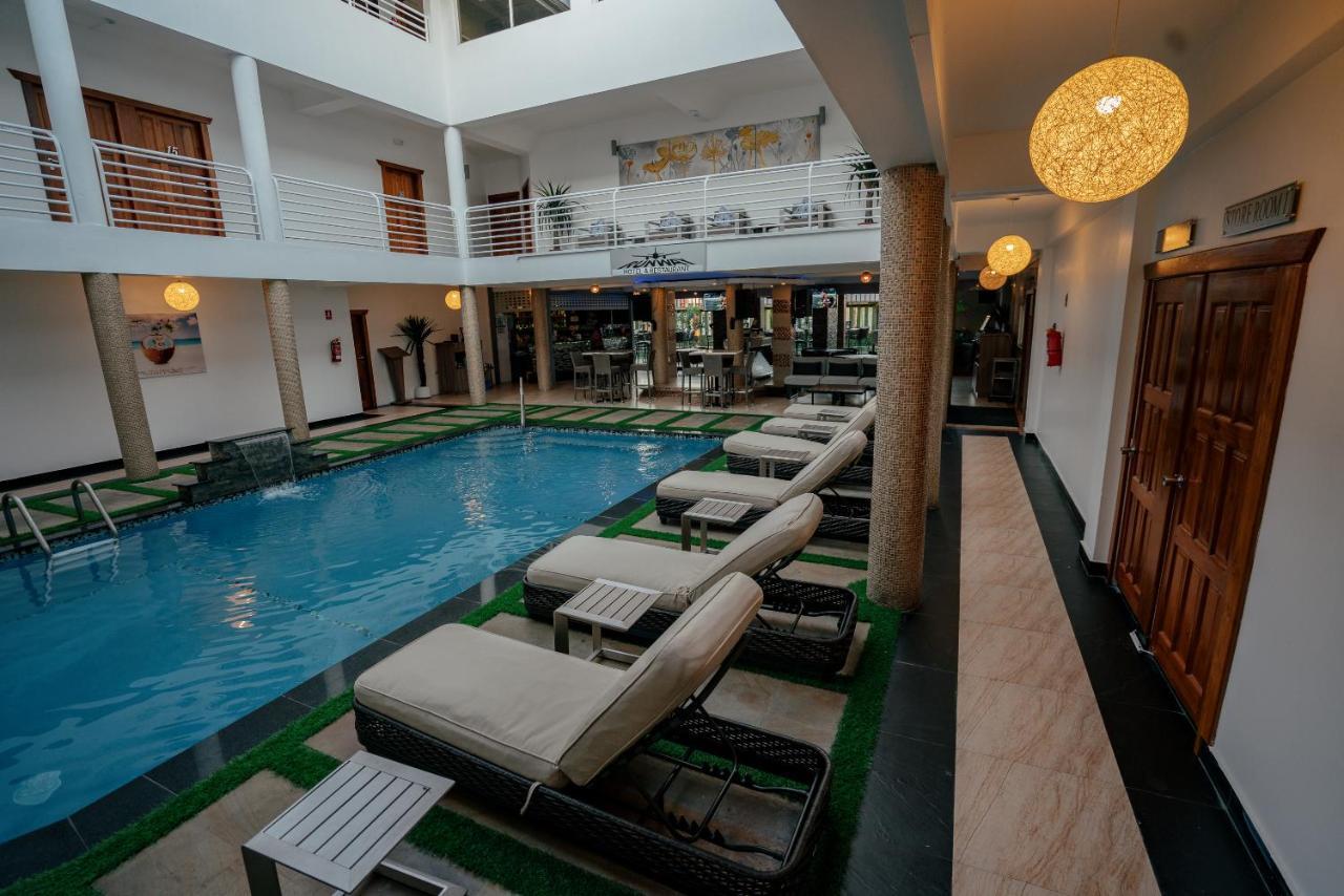 Runway Hotel Piarco Esterno foto