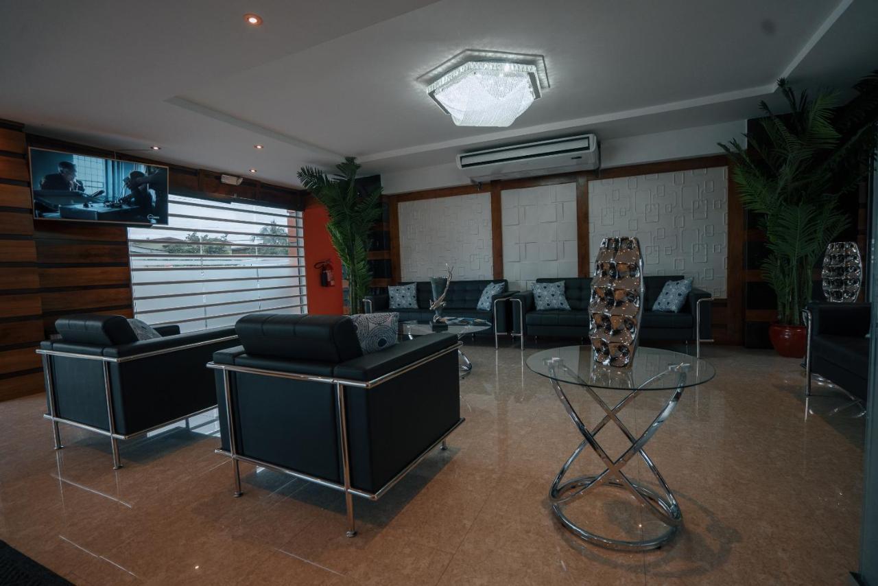 Runway Hotel Piarco Esterno foto