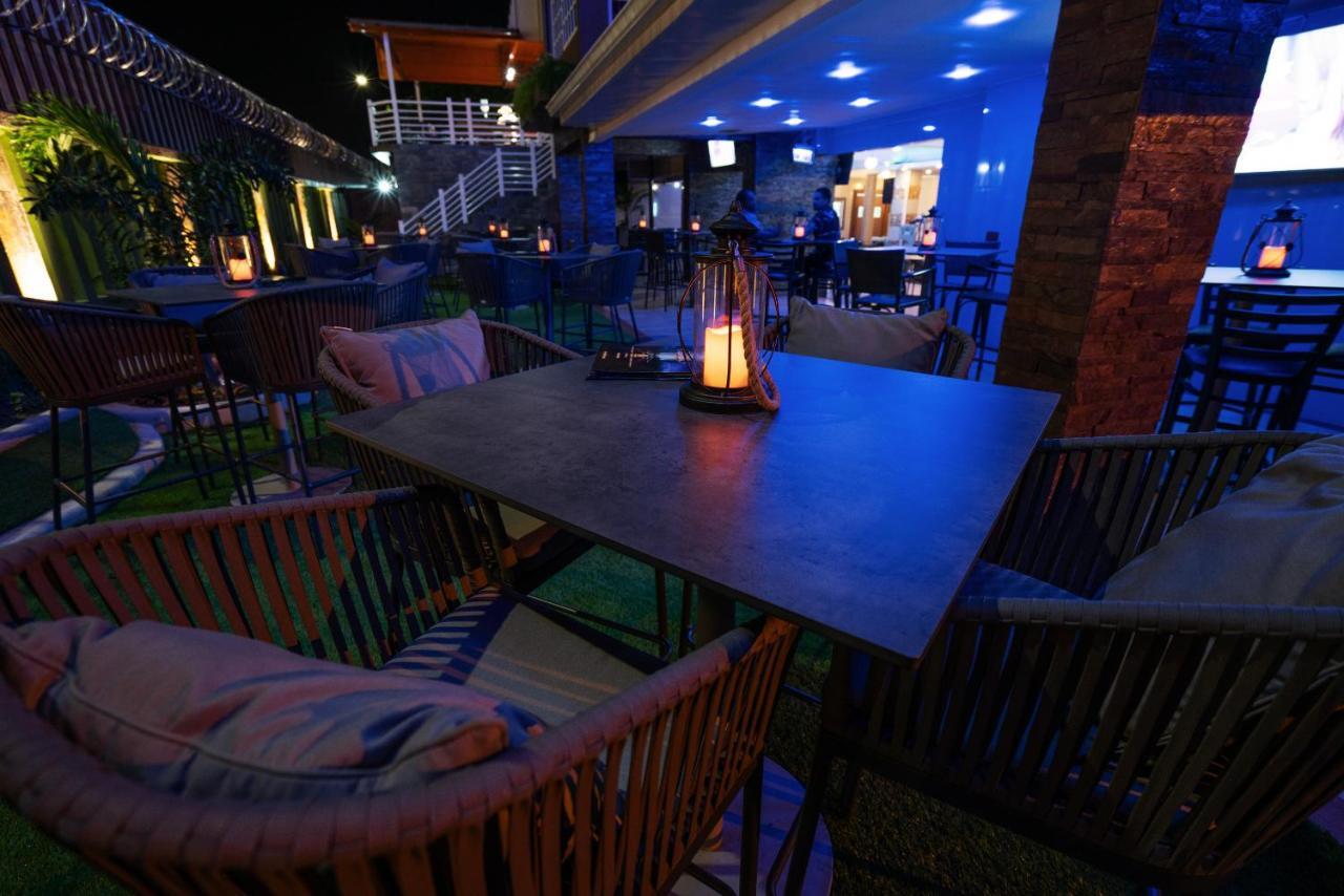 Runway Hotel Piarco Esterno foto