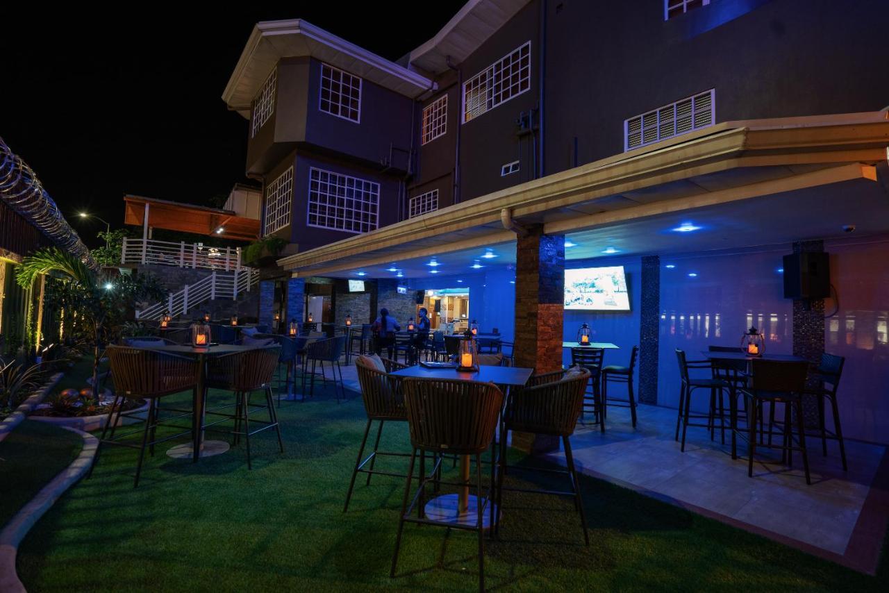 Runway Hotel Piarco Esterno foto