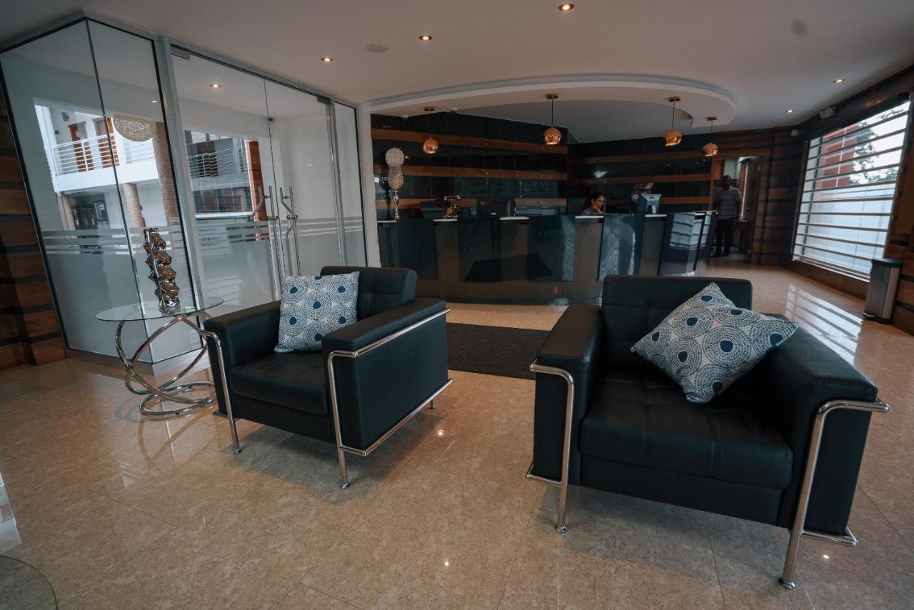 Runway Hotel Piarco Esterno foto