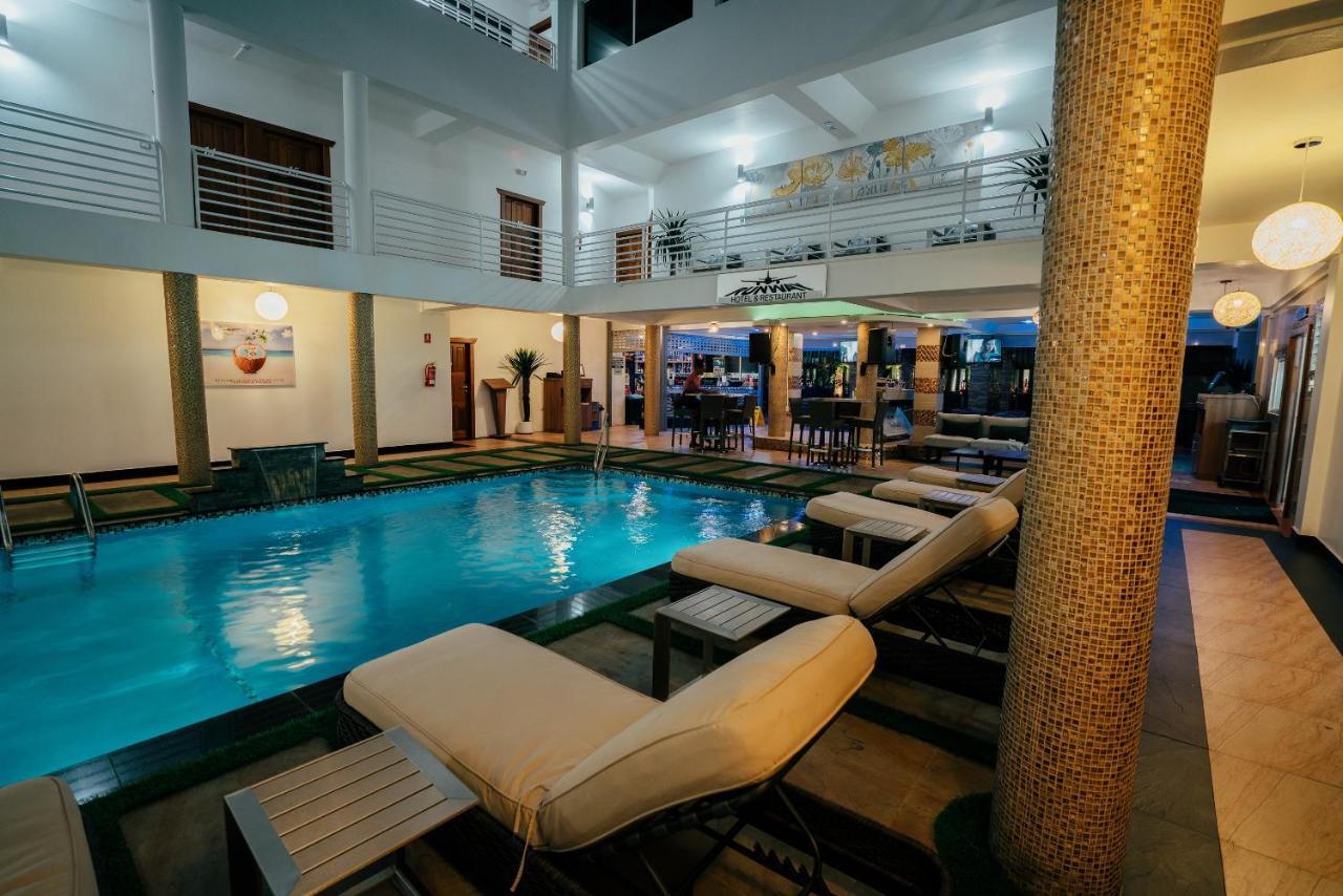Runway Hotel Piarco Esterno foto