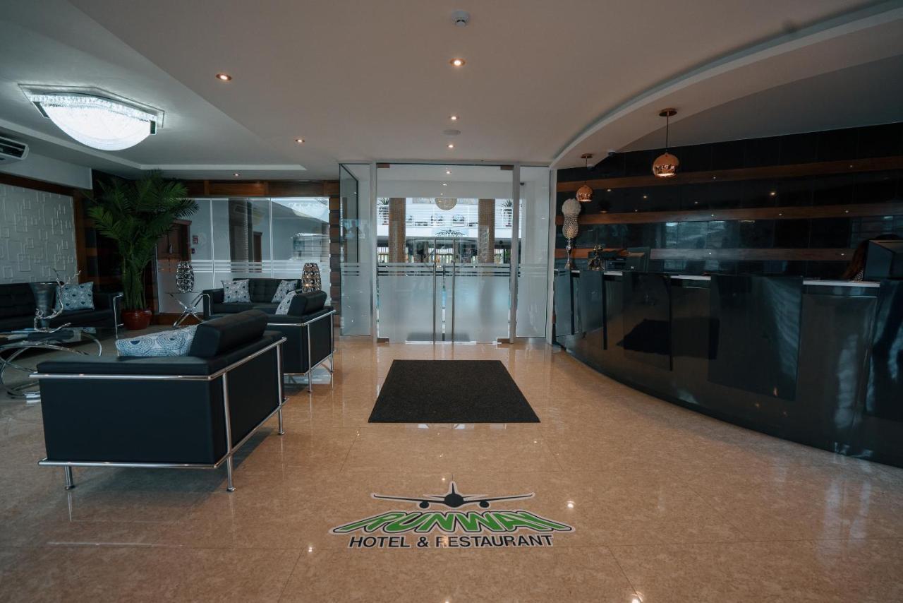 Runway Hotel Piarco Esterno foto