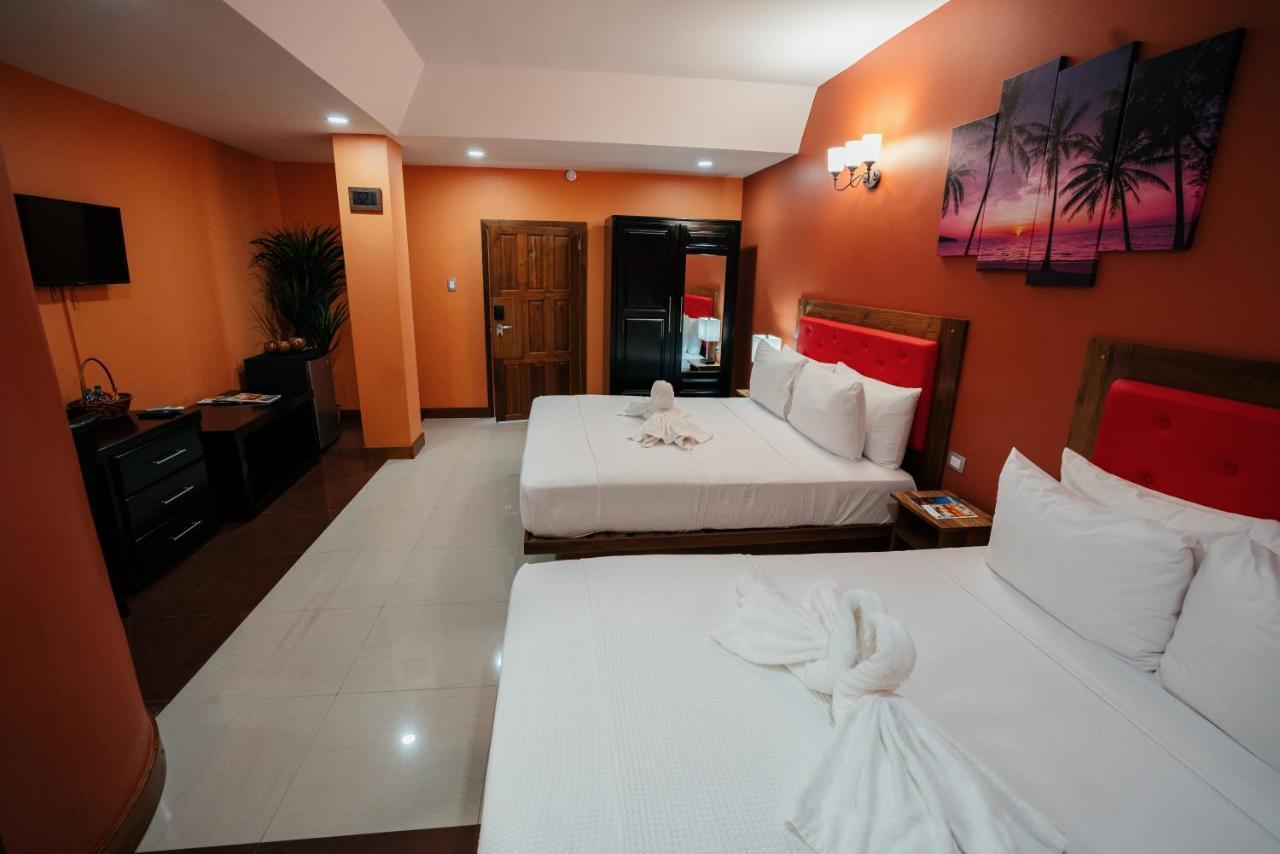 Runway Hotel Piarco Esterno foto