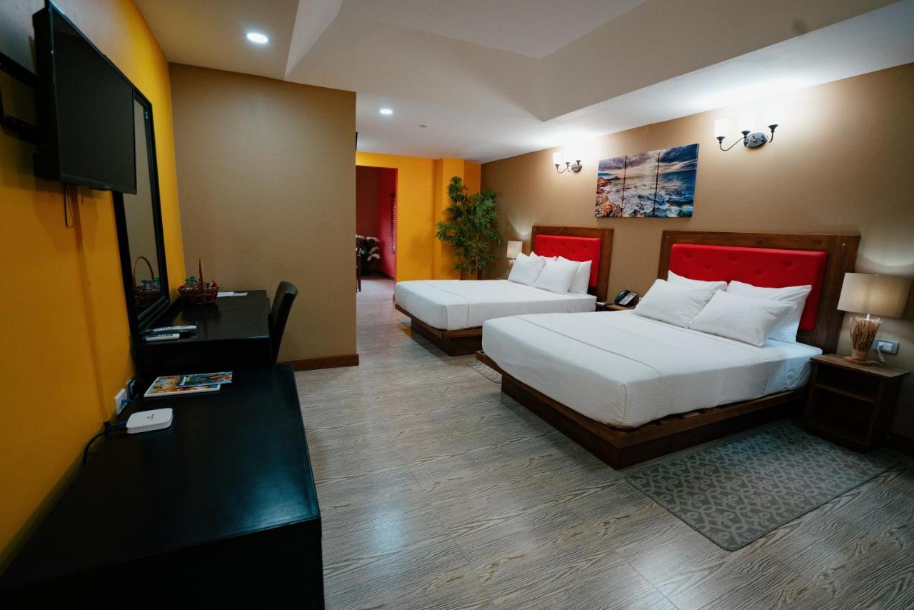 Runway Hotel Piarco Esterno foto