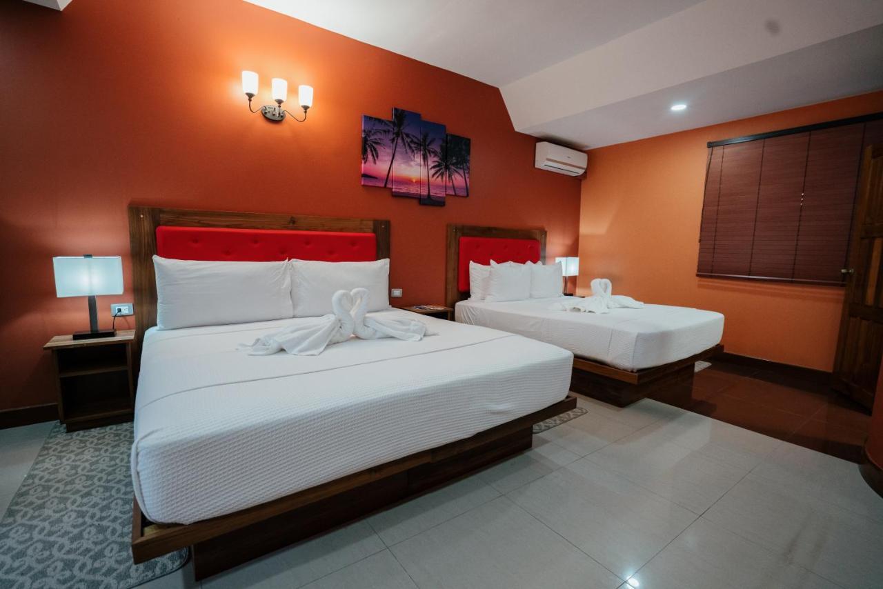 Runway Hotel Piarco Esterno foto