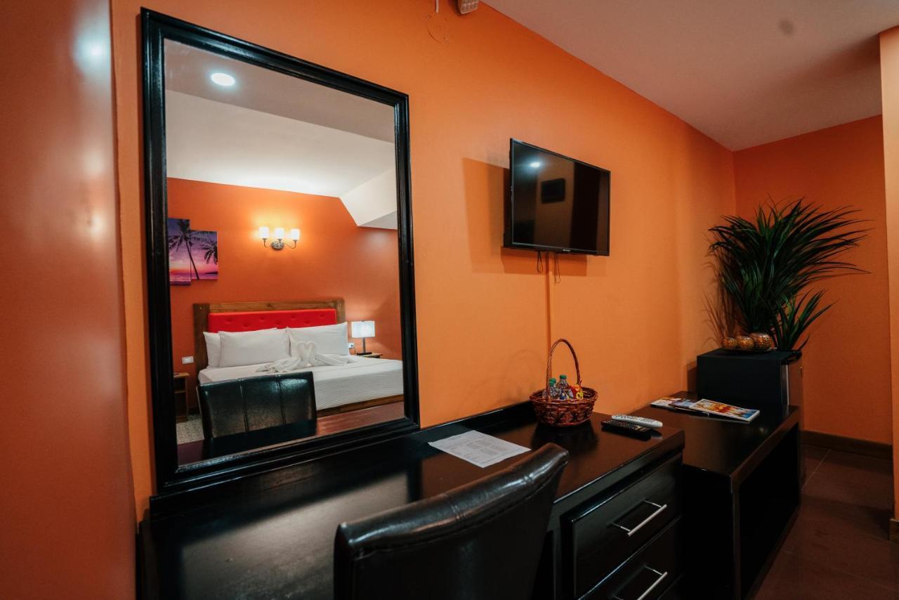 Runway Hotel Piarco Esterno foto