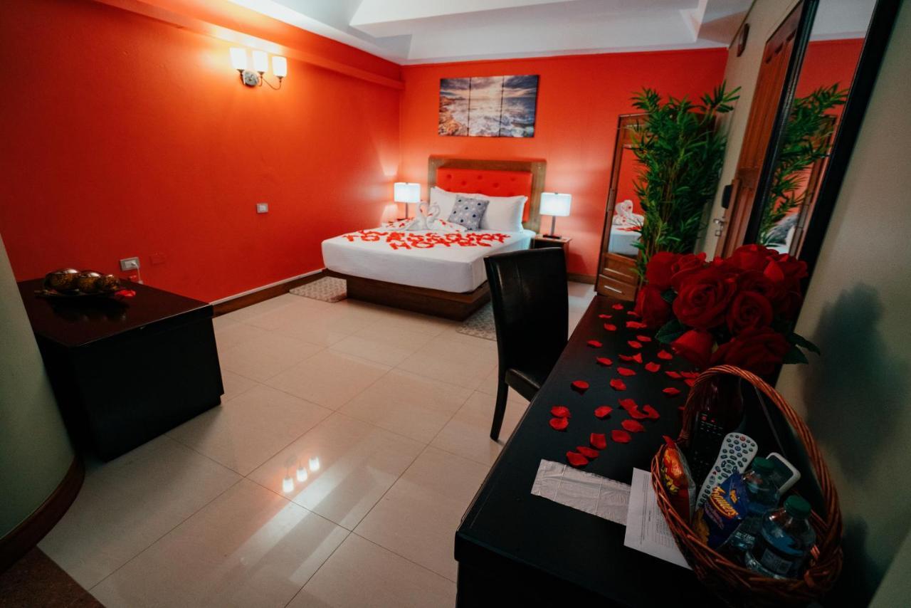Runway Hotel Piarco Esterno foto