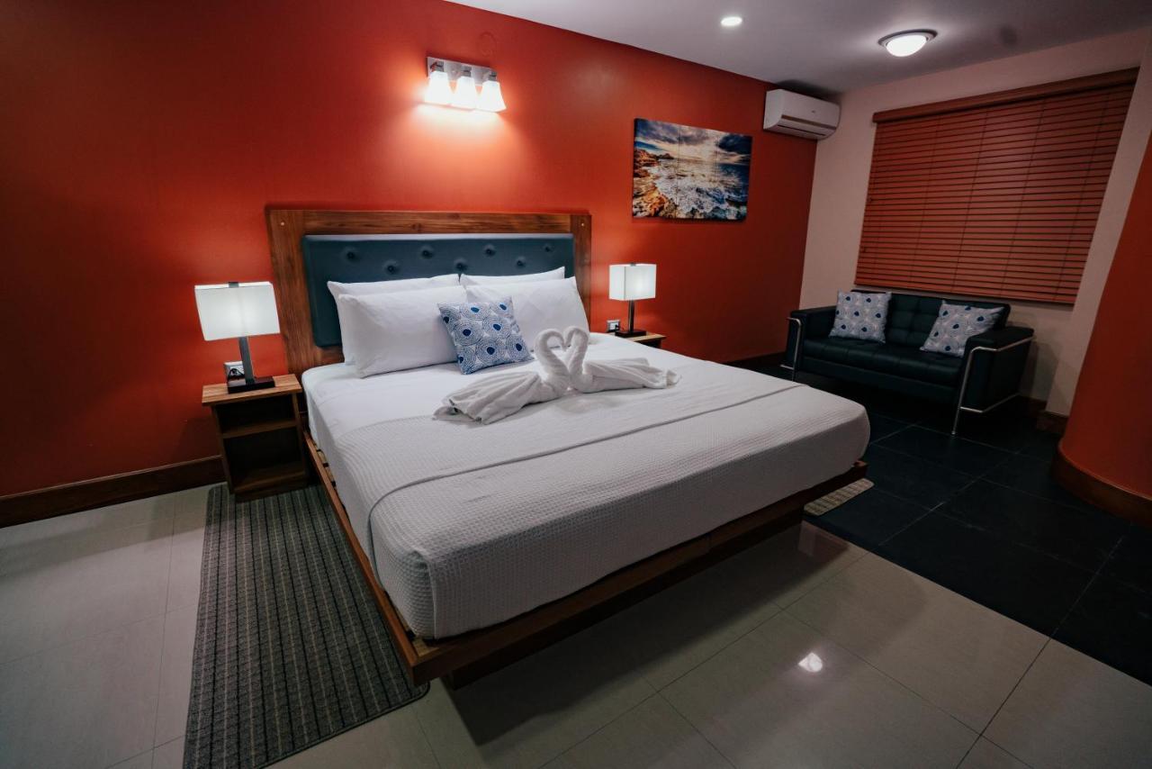 Runway Hotel Piarco Esterno foto