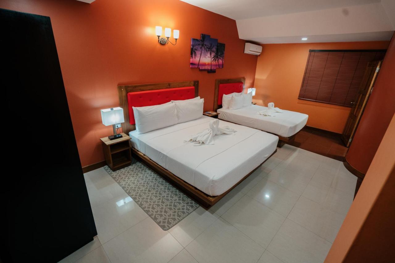 Runway Hotel Piarco Esterno foto