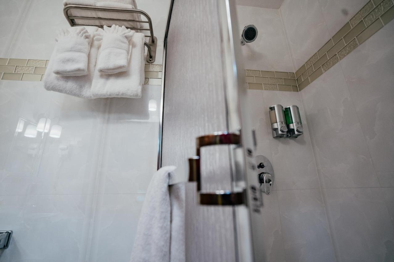 Runway Hotel Piarco Esterno foto