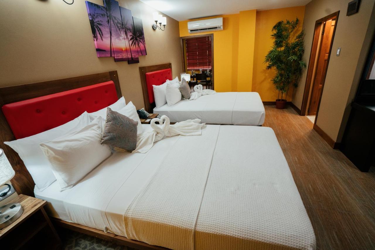 Runway Hotel Piarco Esterno foto