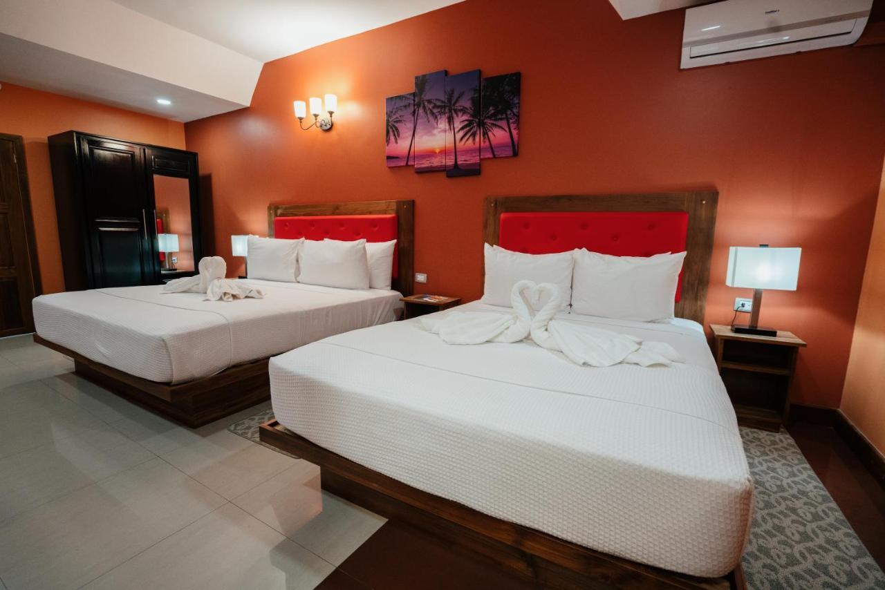Runway Hotel Piarco Esterno foto