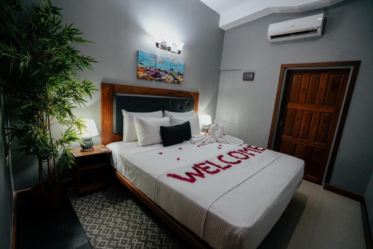 Runway Hotel Piarco Esterno foto